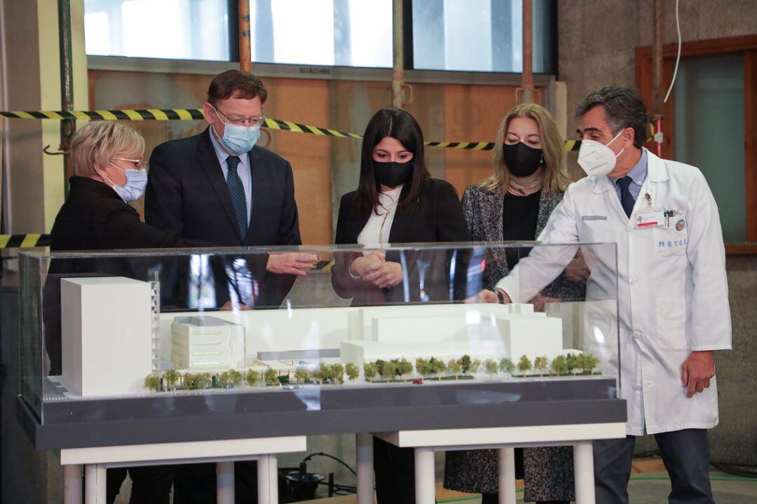 El president de la Generalitat Valenciana, Ximo Puig y la consellera de Sanitat, Ana Barceló, observan la maqueta de la ampliación del Hospital Clínico de València y escuchan las explicaciones del Director del Hospital