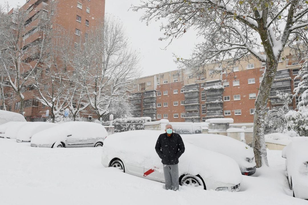 Un taxista en busca de su vehículo en la colonia taxista en Vallecas, Madrid, este sábado. 