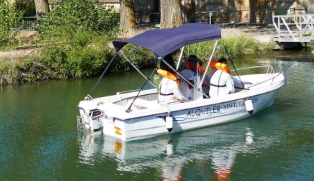 Les embarcacions de lloguer que no necesiten titulació estan protagonitzant molts incidents aquest estiu a Menorca.