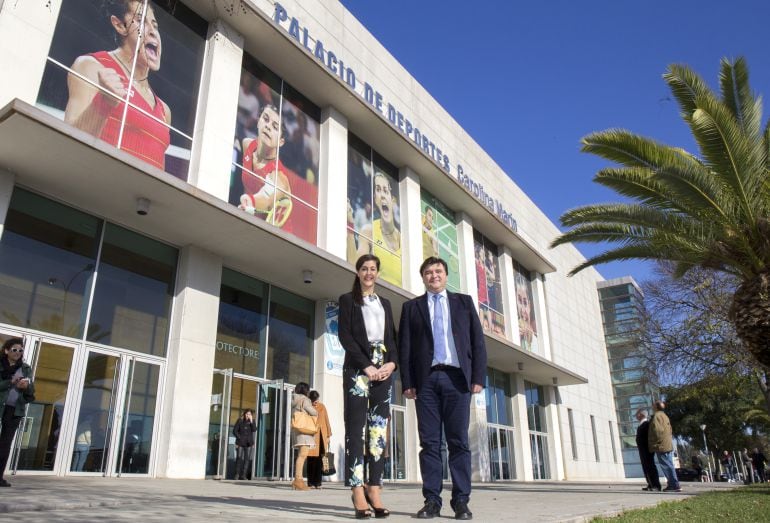 La deportista Carolina Marín y el alcalde de Huelva, Gabriel Cruz, en el Palacio de Congresos.