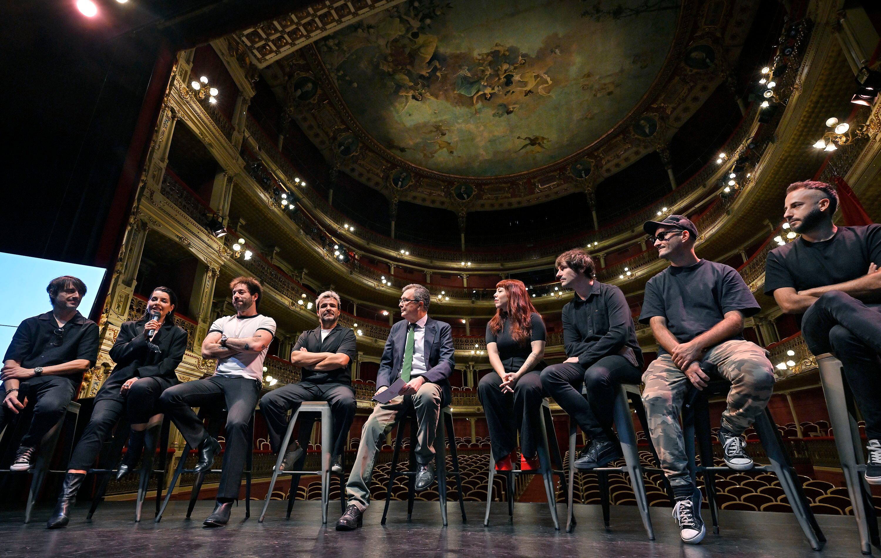 El alcalde junto a los artistas durante la presentación