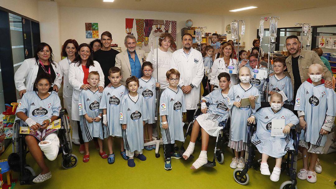 El Celta visitando la unidad de hospitalización pediátrica del Cunqueiro