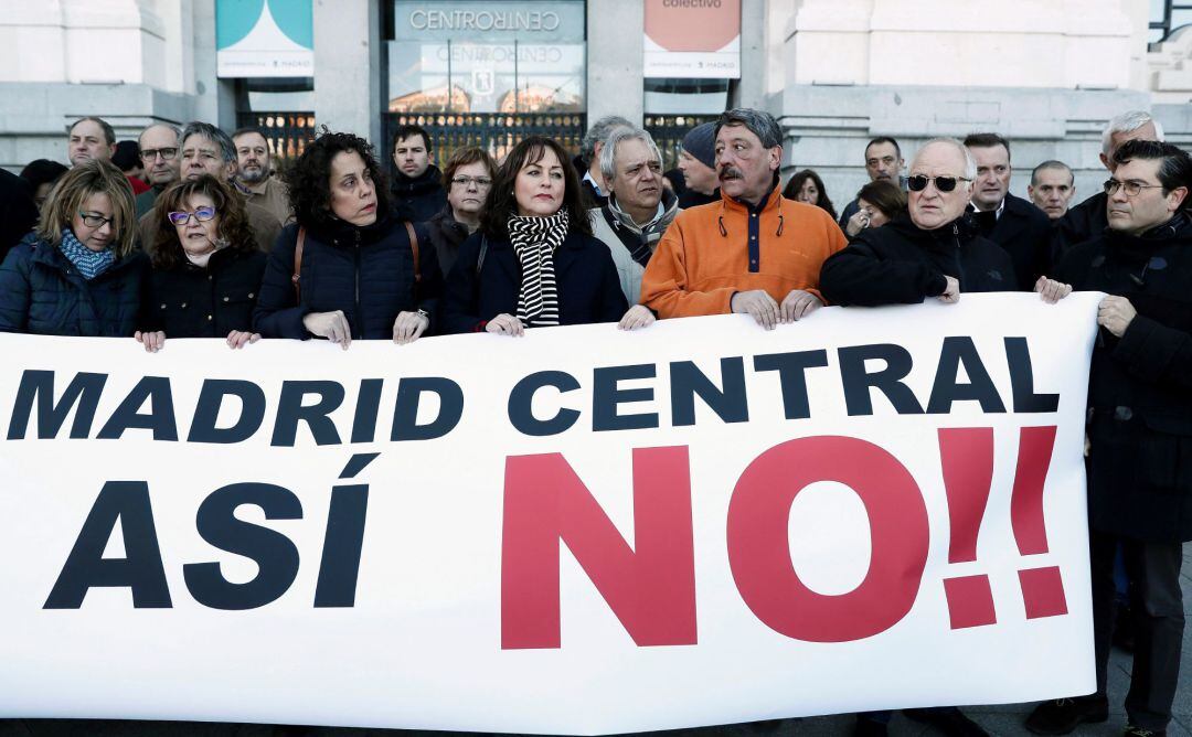 Concentración convocada hoy por la Plataforma de Afectados por Madrid Central frente al Palacio de Cibeles, en rechazo a las restricciones al tráfico en el centro de la capital.