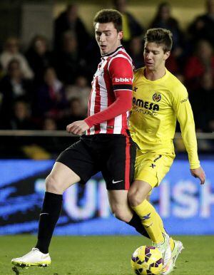 GRA261. VILLARREAL (CASTELLÓN), 17/01/2015.- El delantero argentino del Villarreal Luciano Vietto (d) lucha un balón con el defensa francés del Athletic Club Aymeric Laporte (i), durante el partido de la decimonovena jornada de Liga de Primera División disputado esta tarde en el estadio de El Madrigal. EFE/Domenech Castelló