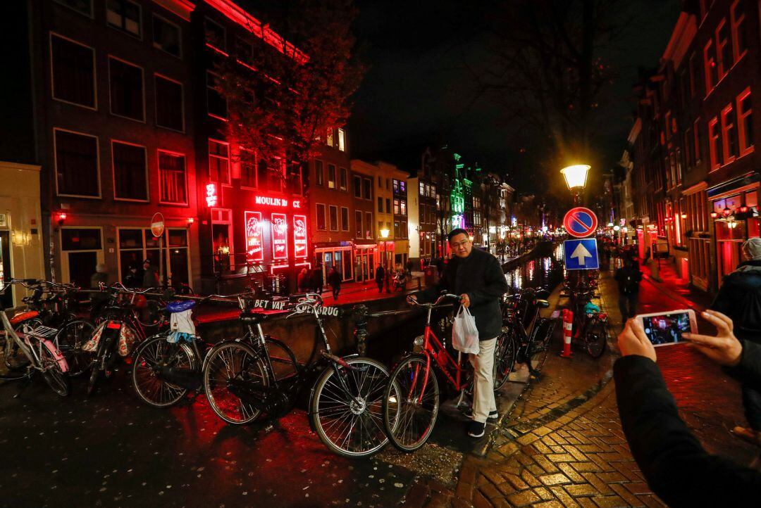 Imagen de archivo de un turista posando en el Barrio Rojo de Amsterdam en 2017