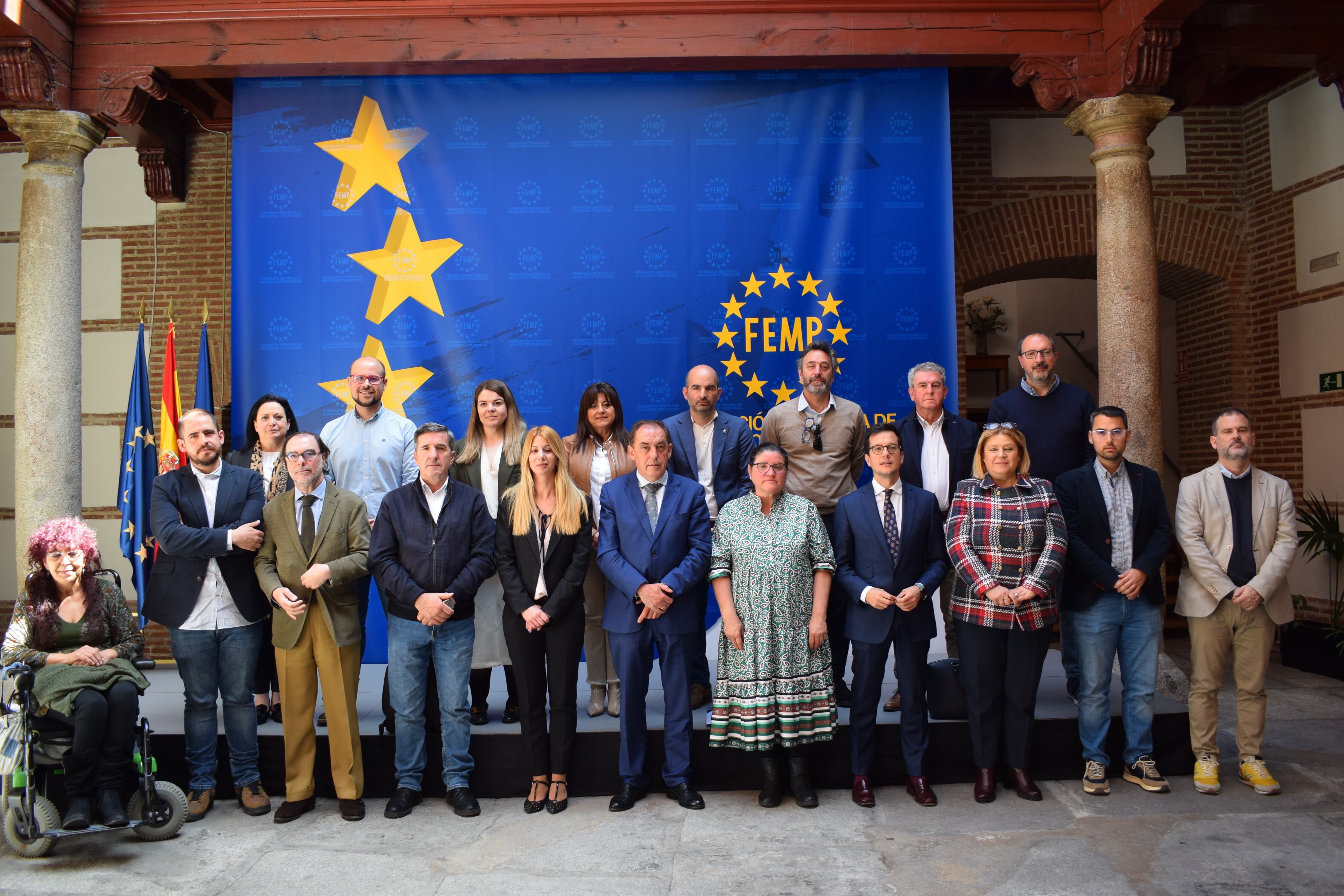 Foto de familia de los integrantes de la Comisión de Municipios de Menor Población de la Federación Española de Municipios y Provincias