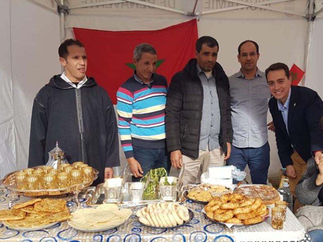 El alcalde de Benavente, Luciano Huerga, junto a miembros de la comunidad marroquí en la ciudad