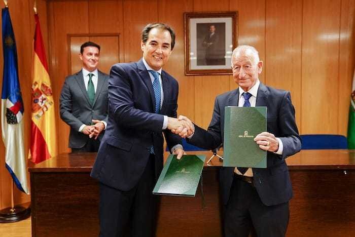 Roquetas vuelve a ser pionera con el convenio de la nueva sede judicialEl alcalde y el consejero de Justicia rubrican un acuerdo que será imitado en toda Andalucía.