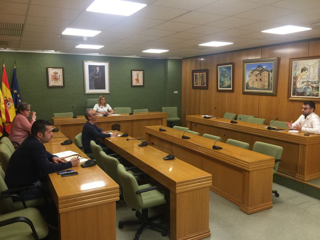 Reunión en el salón de plenos de Petrer 