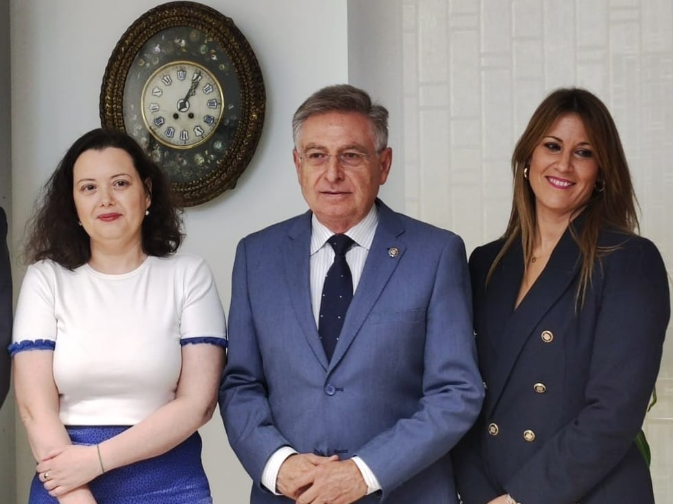 El presidente de la Audiencia, Francisco de Paula Sánchez Zamorano con María Revuelta y Carolina Aranguren, las dos juezas del Juzgado de lo Penal 6 de Córdoba