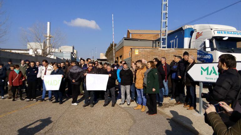 Los trabajadores de MADE se han concentrado a las puertas de la empresa como medida de protesta