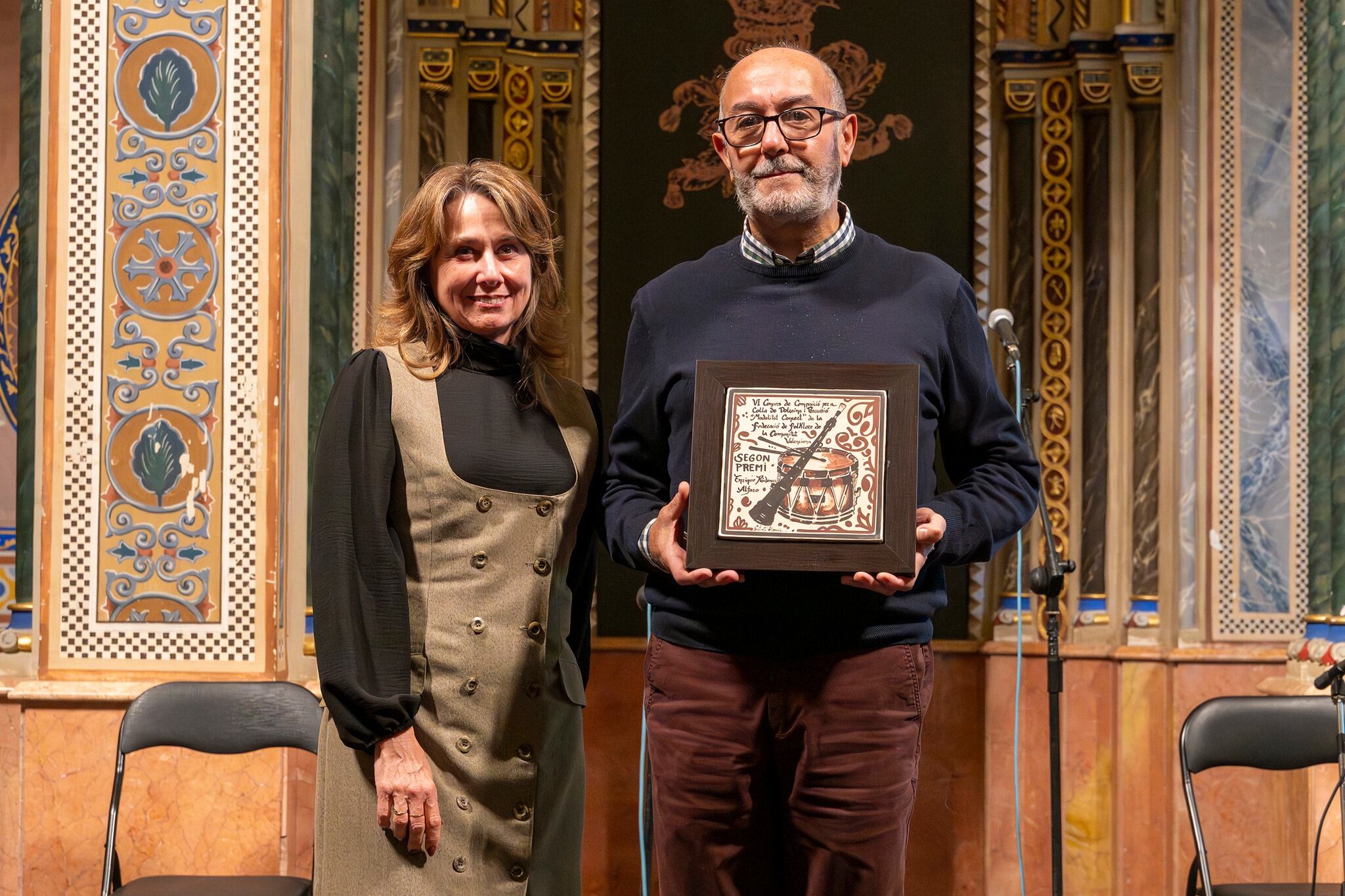 El compositor alcoyano Enrique Ródenas, recibiendo el segundo premio del VI Concurs de Composició per a Dolçaina i Percussió de la Federació de Folklore de la Comunitat Valenciana.