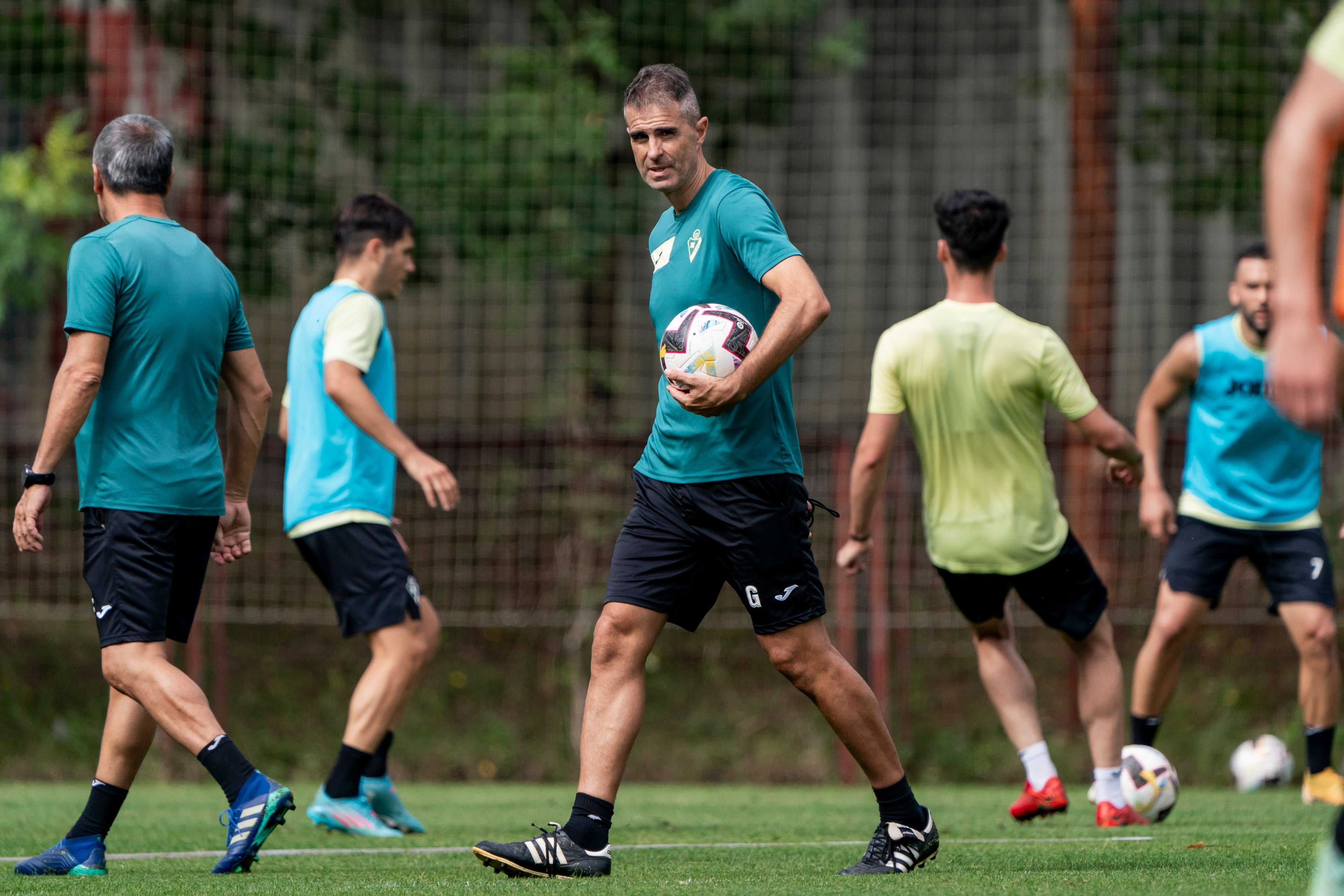 Garitano dirige un entrenamiento del equipo en Atxabalpe