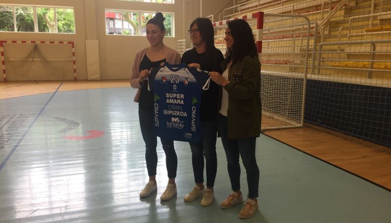 Maitane Etxeberria (izquierda) y Esther Arrojeria (derecha) posan junto a Tati Garmendia en Bidebieta