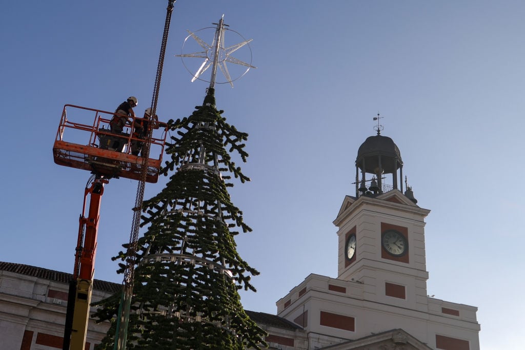 Instalación del árbol de Navidad en la Puerta del Sol.