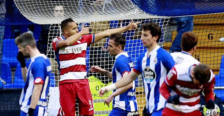 El delantero del Granada Youssef El-Arabi celebra el primer gol de su equipo durante el partido correspondiente a la vigesimosexta jornada de la Liga BBVA, contra el Deportivo.