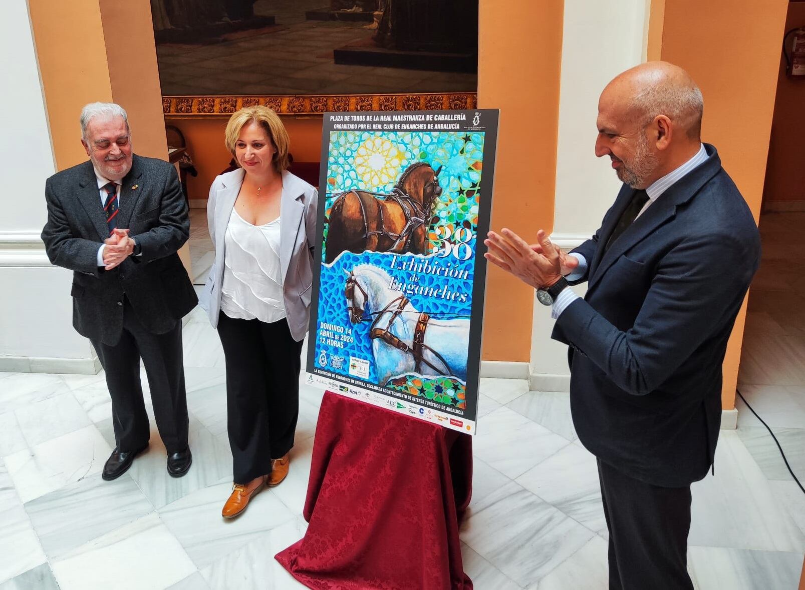 De izquierda a derecha, Jesús Contreras, presidente del Real Club de Enganches de Andalucía; Pilar Castillero, autora del cartel; y Manuel Alés, delegado municipal de Fiestas Mayores