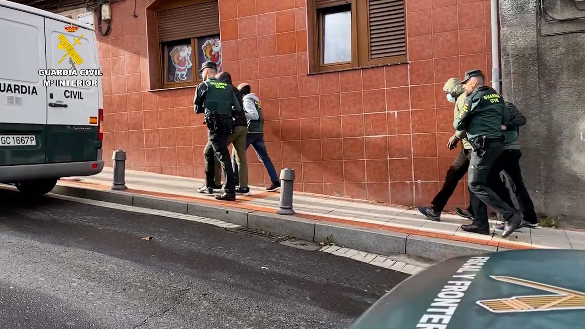 BILBAO, 05/01/2024.- La Guardia Civil ha detenido a doce personas e investiga a otras dos por comercializar prendas y efectos falsificados de primeras marcas comerciales, principalmente equipaciones de fútbol de los equipos vascos, valorados en más de 2,1 millones de euros.EFE/ Guardia Civil ***SÓLO USO EDITORIAL/SÓLO DISPONIBLE PARA ILUSTRAR LA NOTICIA QUE ACOMPAÑA (CRÉDITO OBLIGATORIO)***
