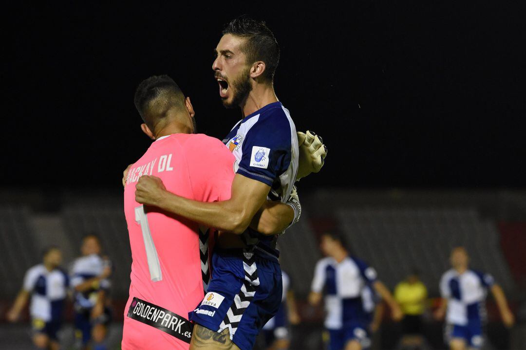 El cuadro catalán celebra su triunfo ante el Atlético B en la tanda de penaltis