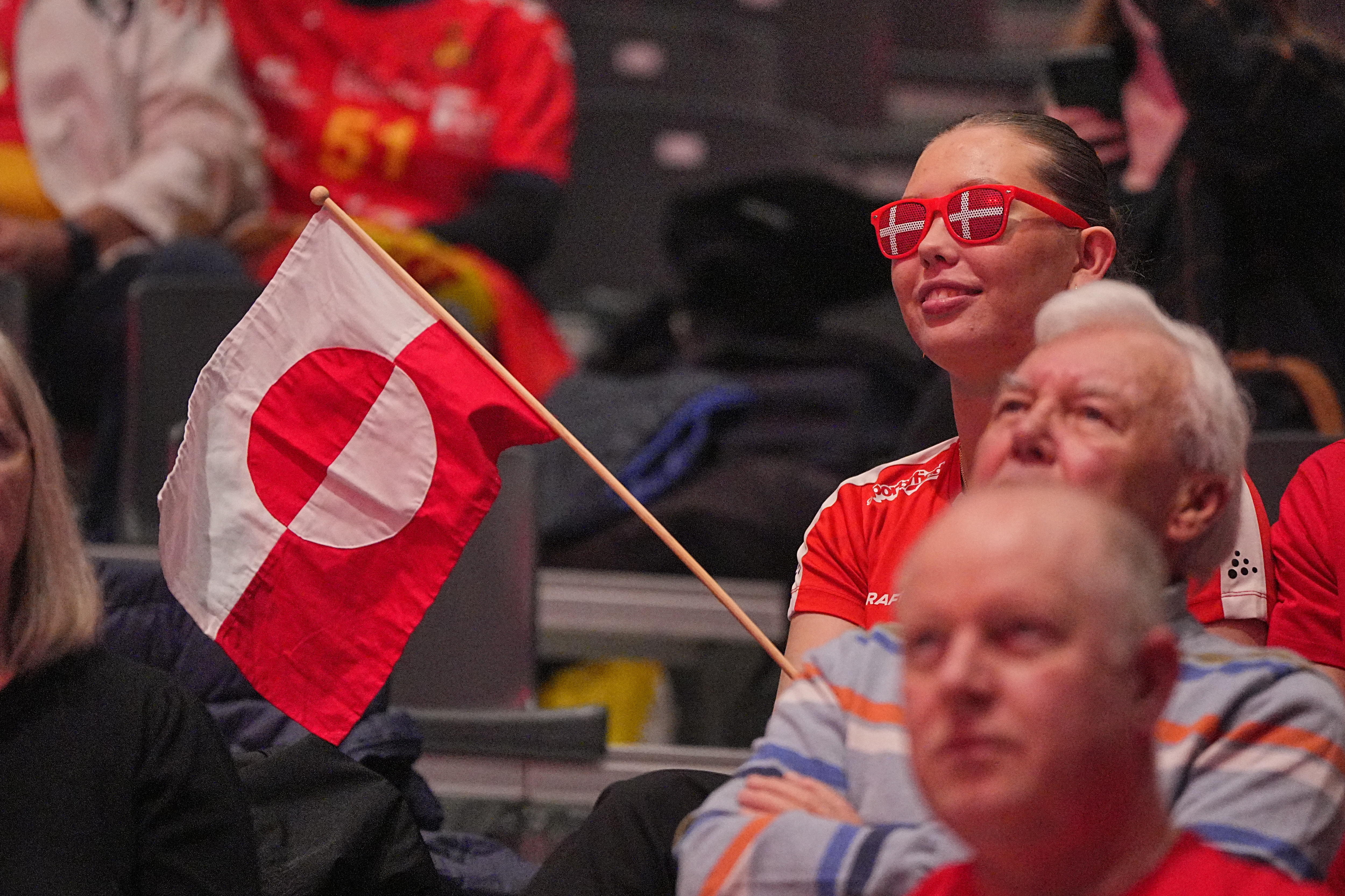 Un aficionado danés con una bandera de Groenlandia durante un partido del mundial de balonmano celebrado el pasado mes