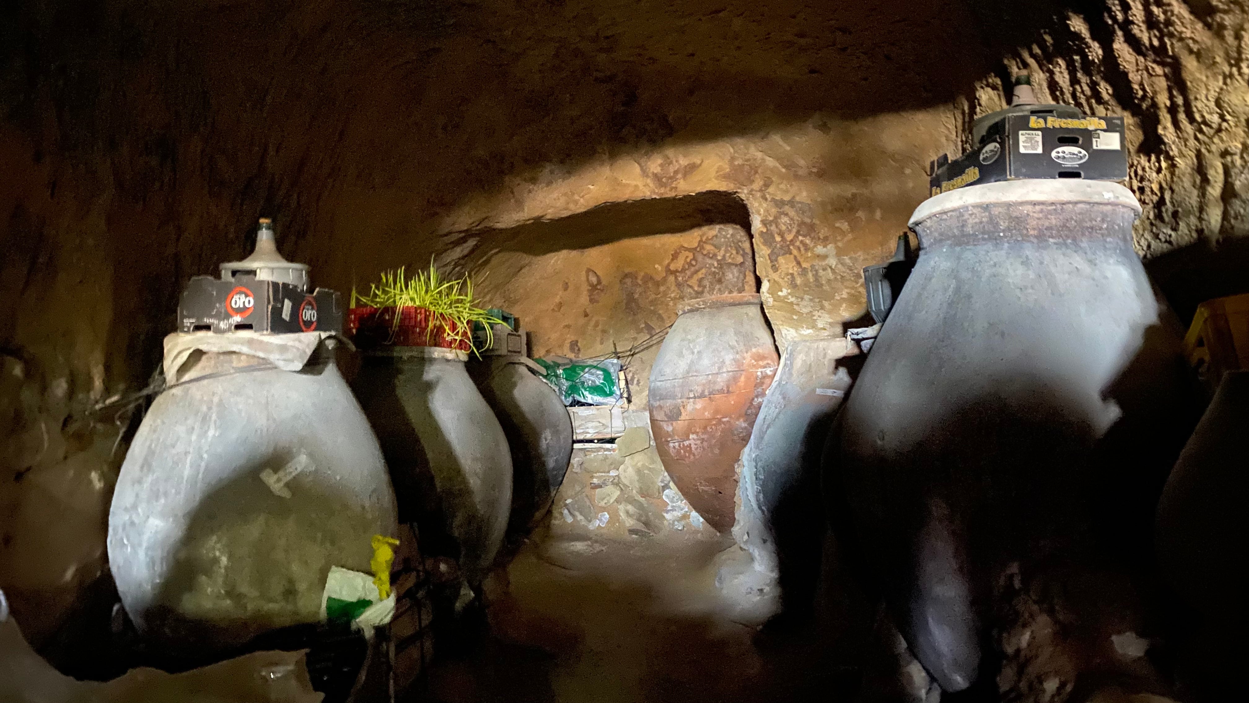 Interior de una de las cuevas del vino de Mazarulleque.