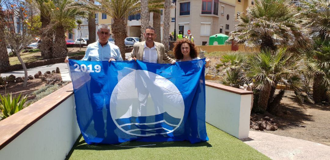 Los representantes del Ayuntamiento de Teguise recogiendo una de las banderas azules.