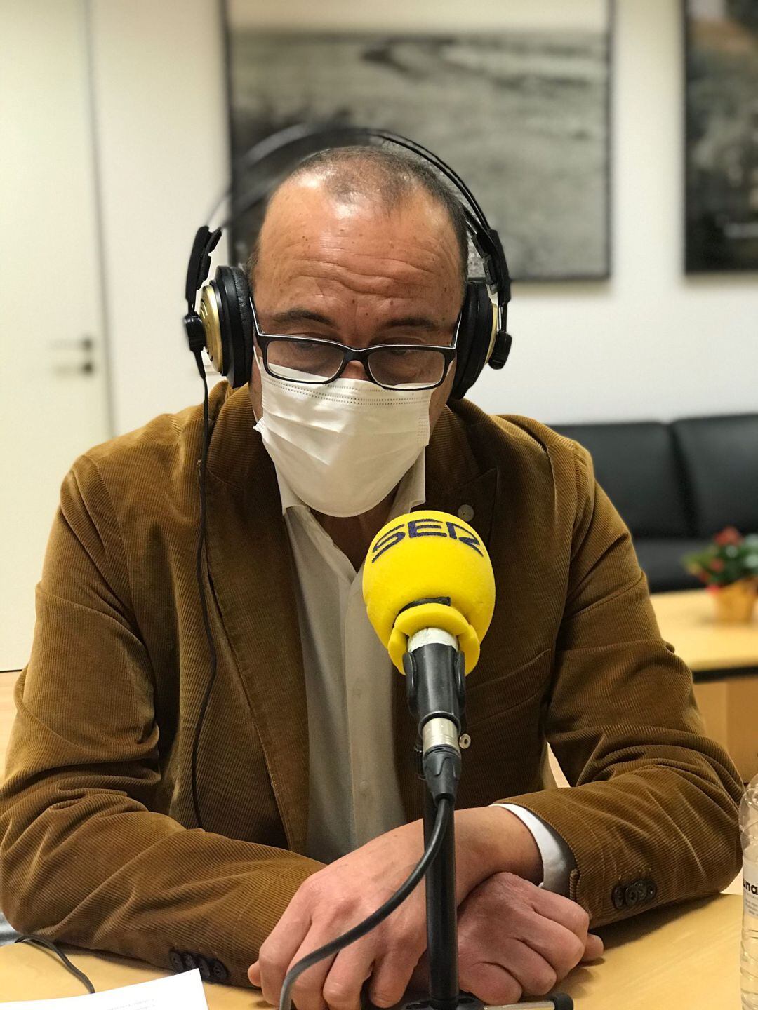 Felipe Faci, en su despacho, en la entrevista de &quot;La Rebotica&quot; de Radio Zaragoza. 