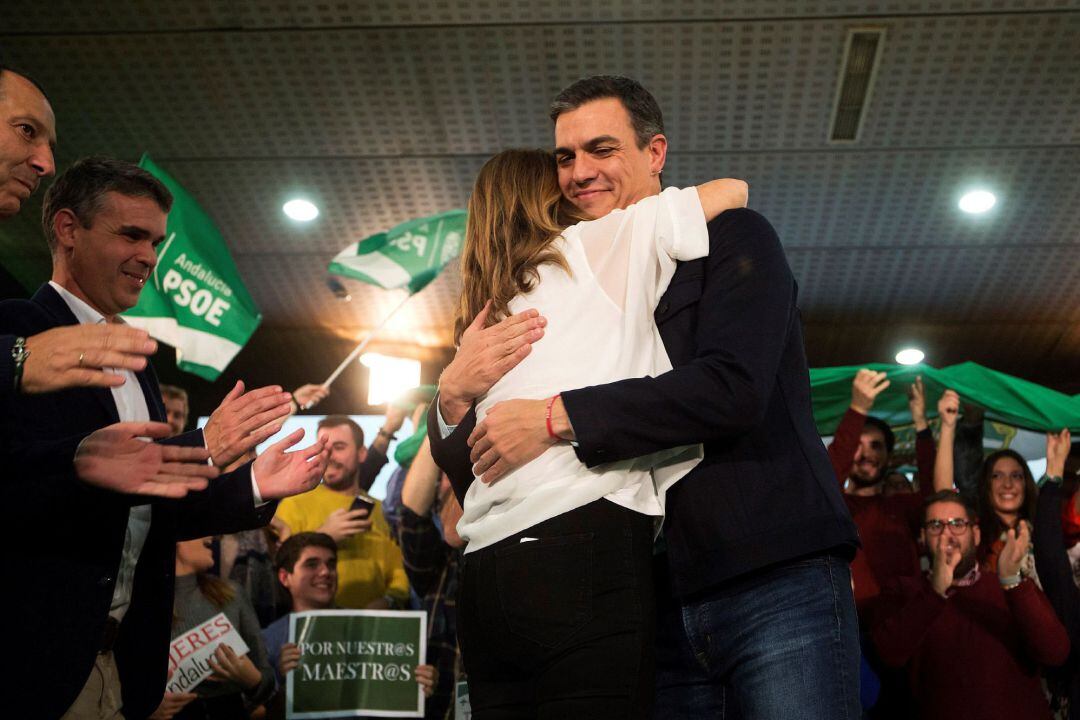 La candidata a la reelección de la Presidencia de la Junta, Susana Díaz, y el presidente del Gobierno y secretario general del PSOE, Pedro Sánchez, se saludan al finalizar un acto público en Marbella. EFE Daniel Pérez