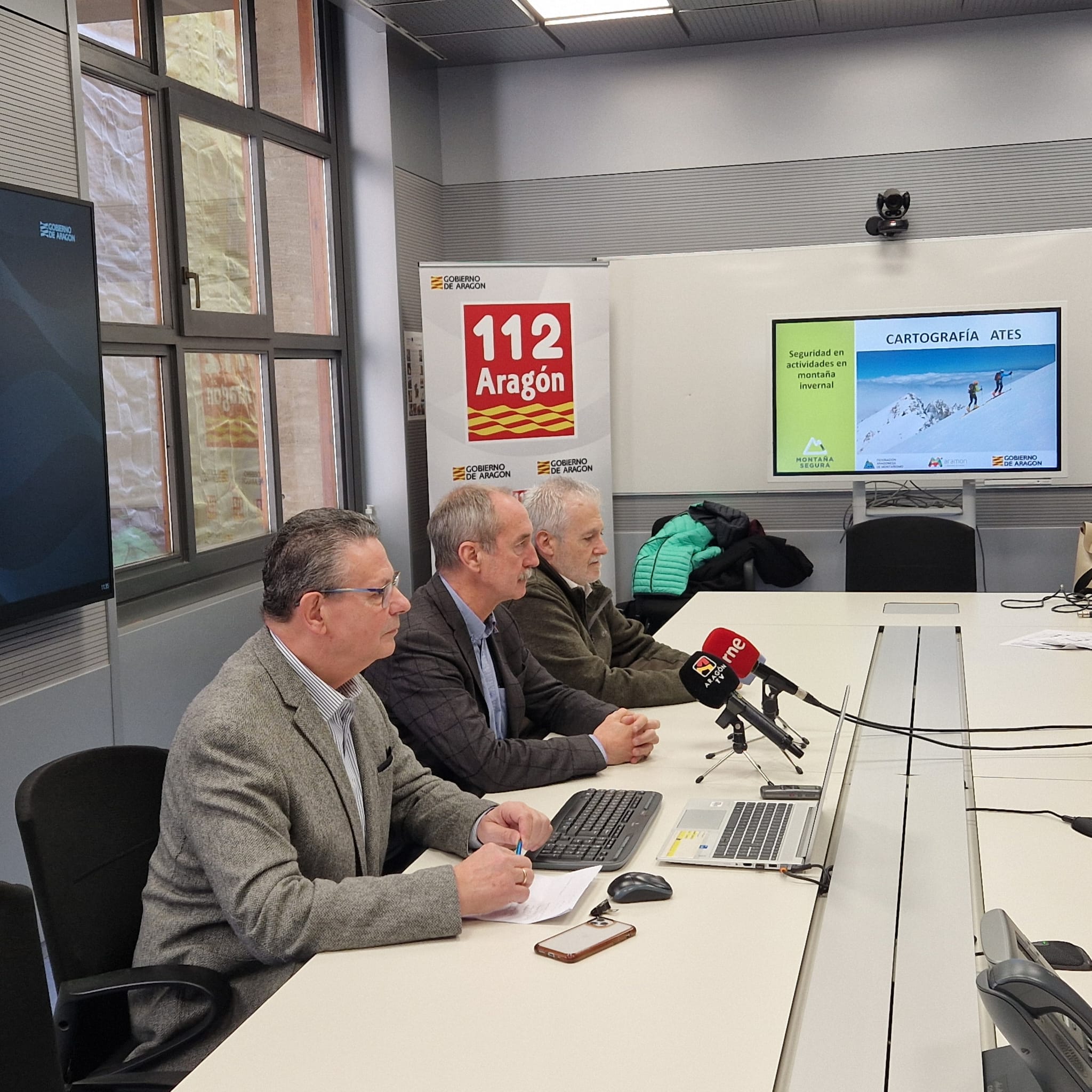 De izquierda a derecha Laurentino Ceña, Miguel Ángel Clavero y Rafael Requena, en la presentación de la campaña de prevención de accidentes en la montaña invernal. Gobierno de Aragón