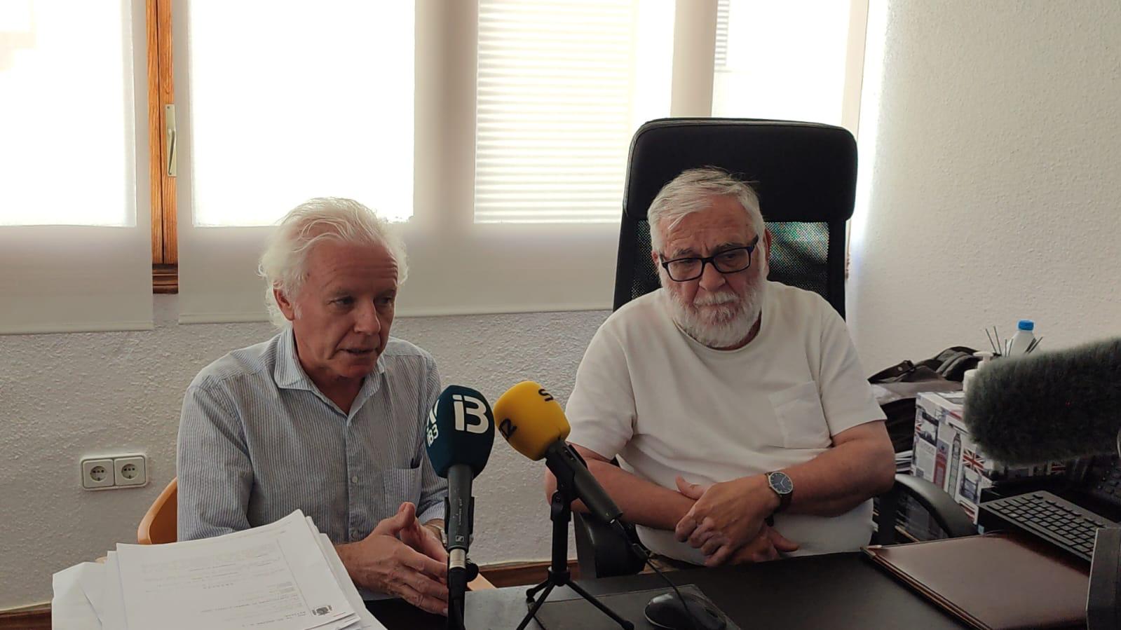 Antonio Ribas de Herbusa y el abogado José Ramón Buetas, durante la rueda de prensa de este sábado