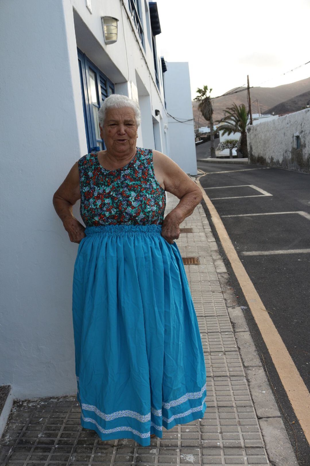 Mela, en su casa de Órzola, muetra una de las numerosas prendas que confeccionó durante años.