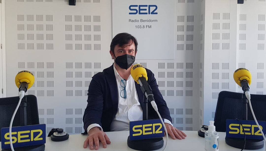 El alcalde de El Castell de Guadalest, Enrique Ponsoda, en los estudios de Radio Benidorm