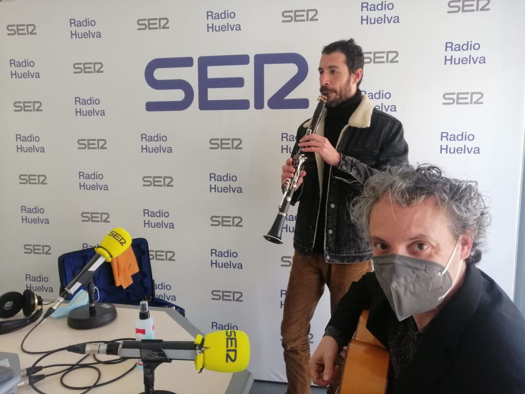 Sergio Cano al saxofón y Cristobal Picón a la guitarra, músicos onubenses en directo de &quot;Hoy por Hoy Huelva&quot;