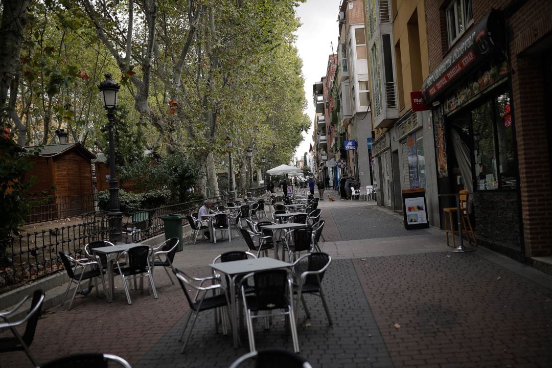 Terraza vacía en una calle de Madrid.