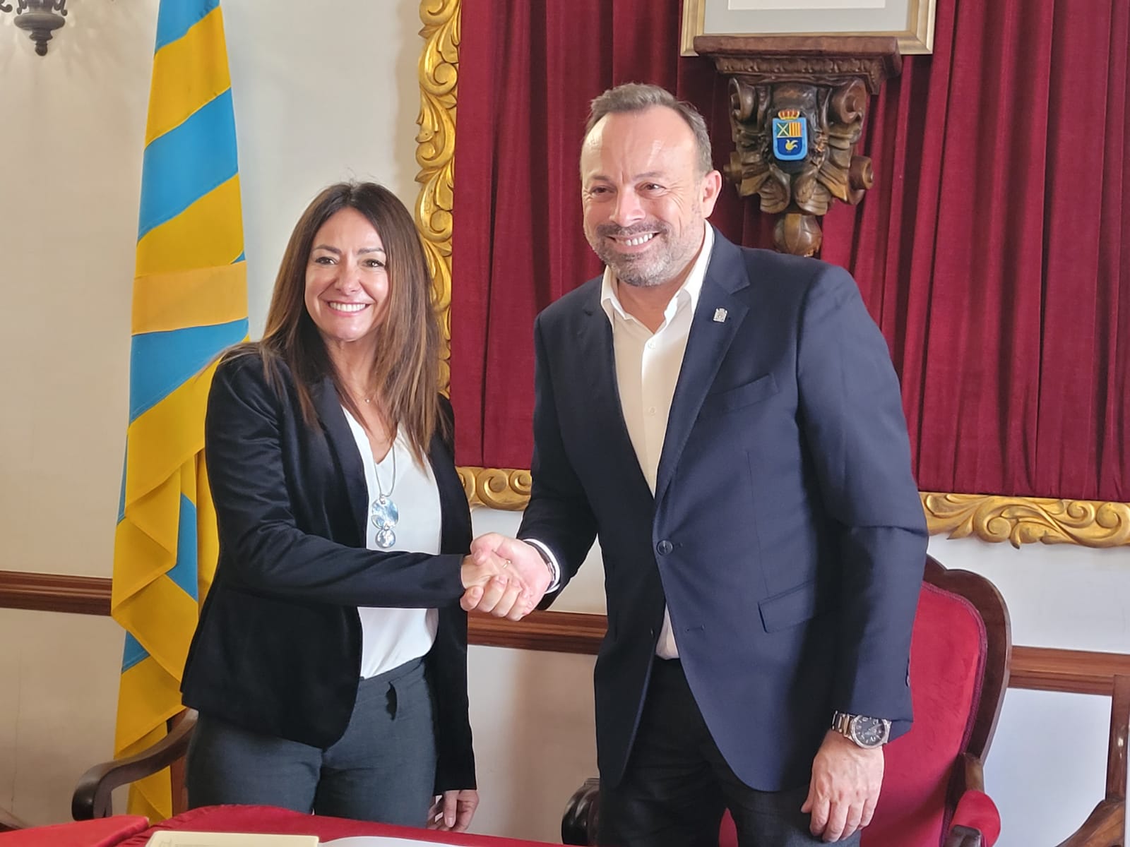Marta Vidal i José Luís Benejam després de signar el conveni