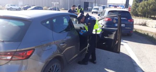 La Policía Nacional comprueba los justificantes de movilidad