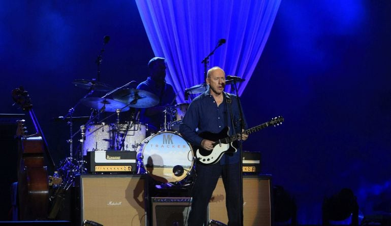 El cantante y guitarrista escocés Mark Knopfler (d), el que fuera líder de los Dire Straits, durante el concierto que ha ofrecido esta noche en el estadio olímpico de Sevilla, uno de los conciertos de su gira de verano por España. EFE/Jose Manuel Vidal