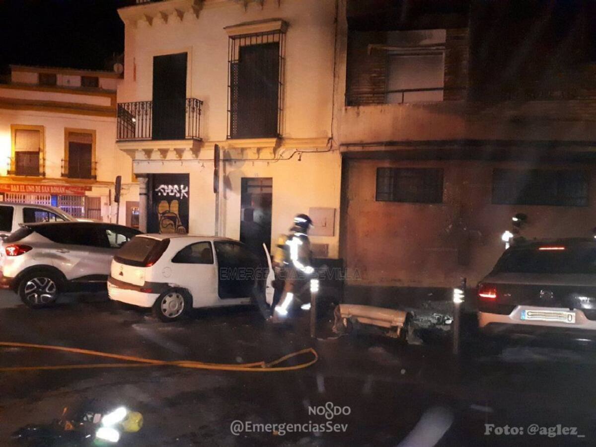 Tres afectados por inhalación de humo tras el incendio de un contenedor en calle Peñuelas