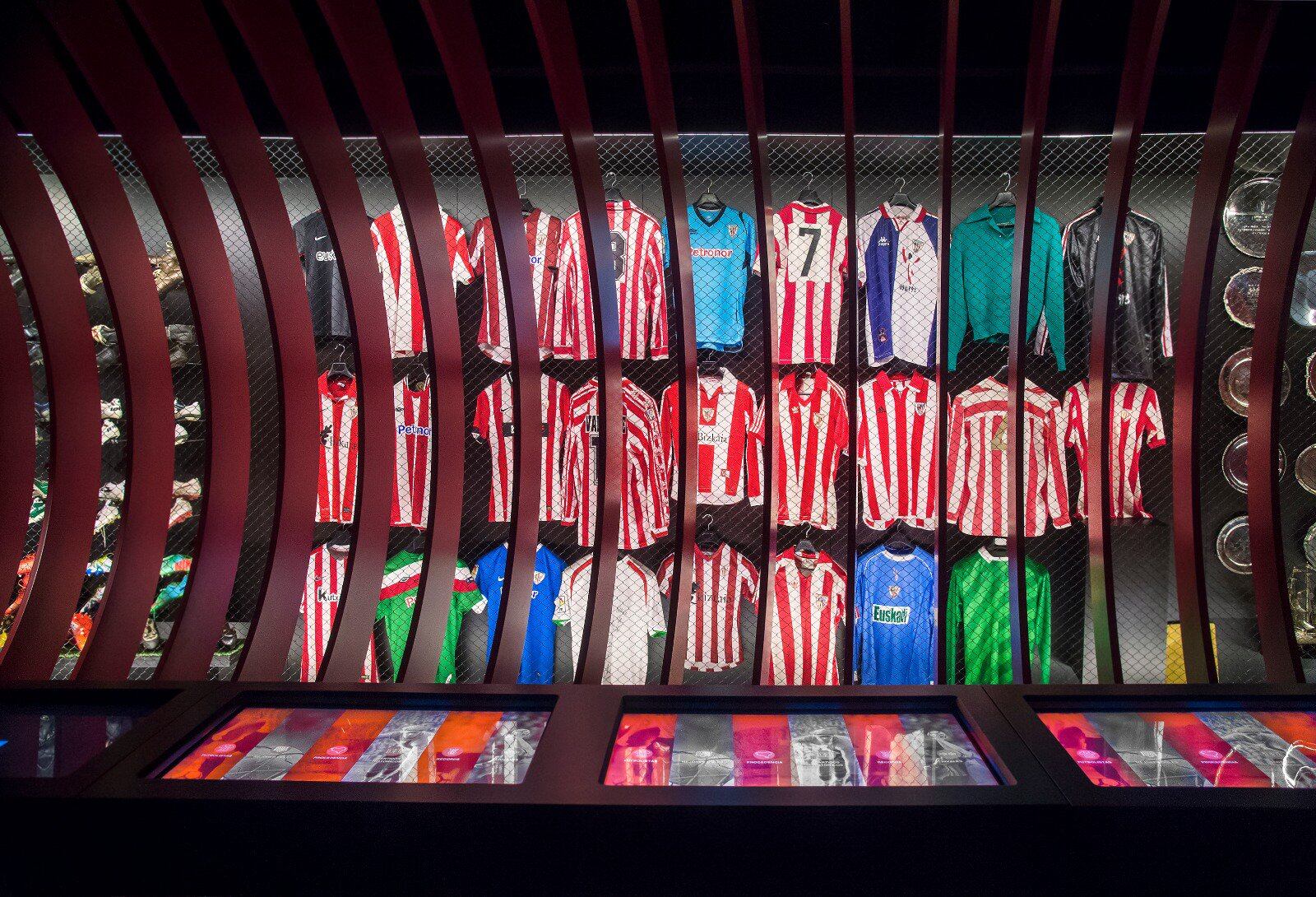 Algunas de las camisetas que se pueden ver en el museo del Athletic Club. / @athleticclub