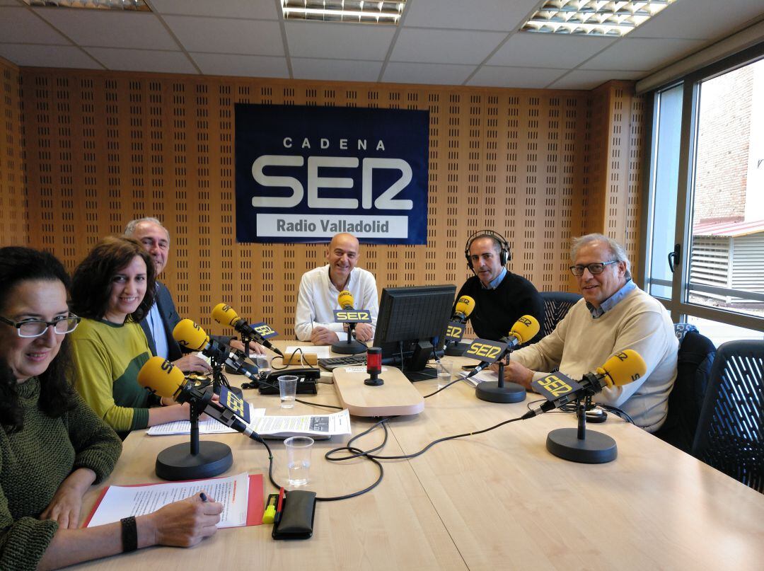 Gloria Reguero, María Sánchez y Antonio Gato , a la izquierda de los moderadores, con José Antonio Martínez Bermejo a la derecha