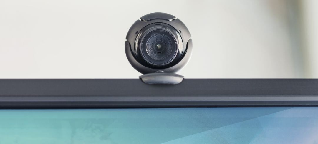 Una webcam situada en un ordenador.