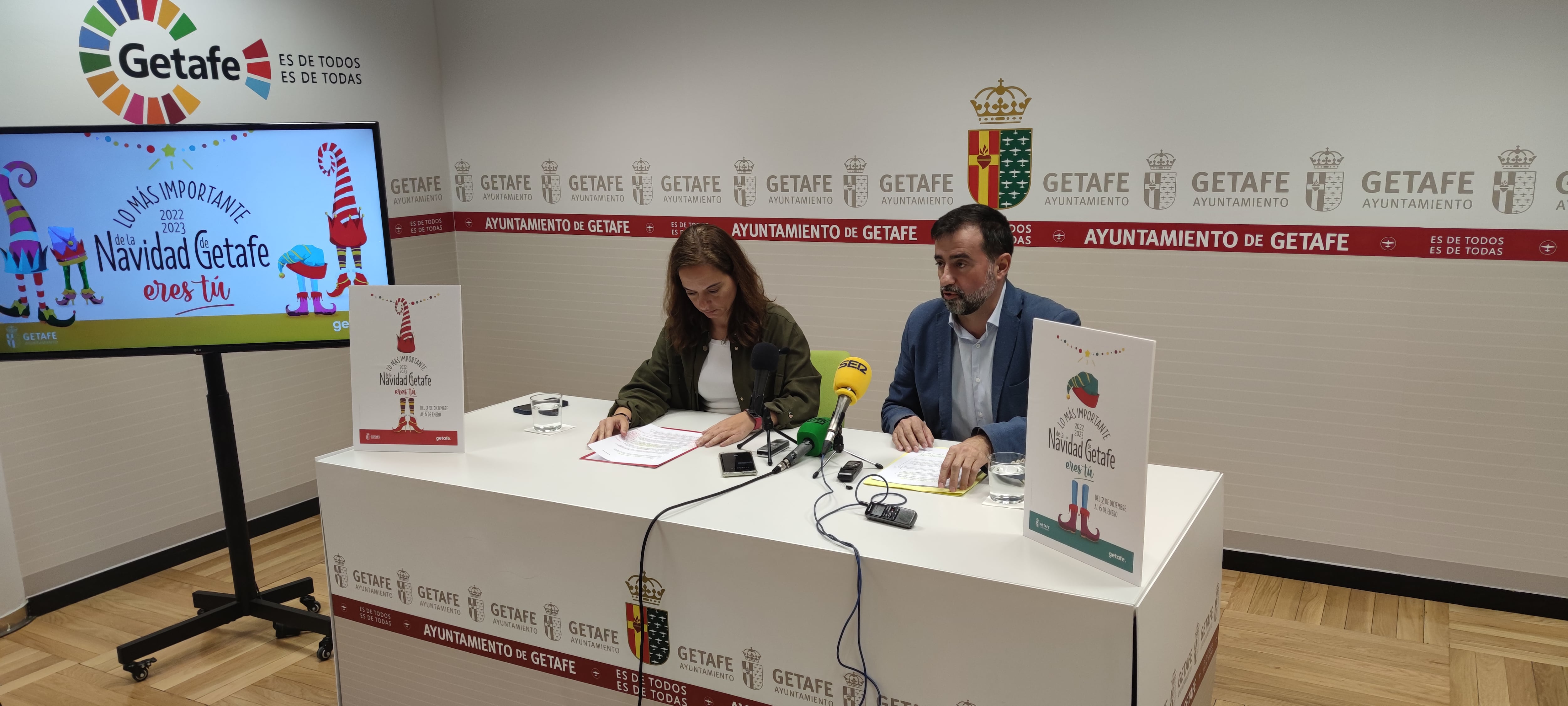 Sara Hernández, alcaldesa de Getafe, junto con el concejal de Cultura, Luis Domínguez, durante la presentación de la programación de Navidad.