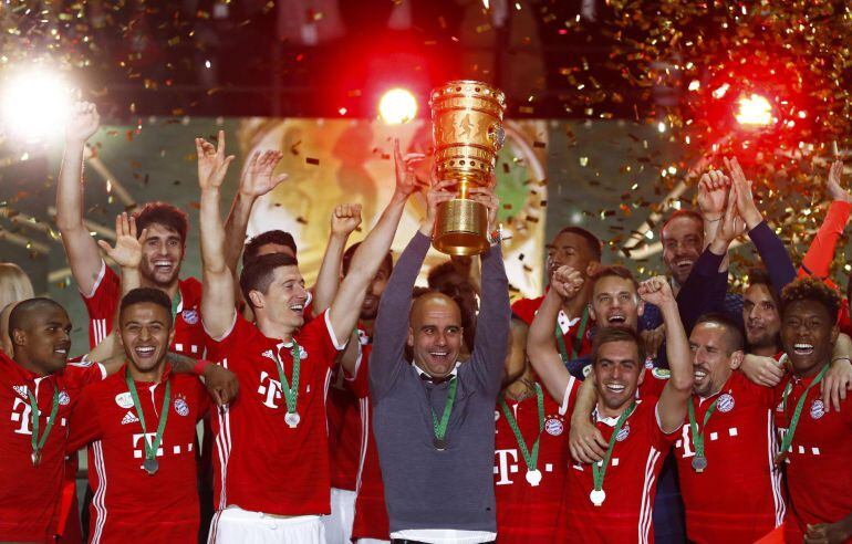 El Bayern de Munich logra la Copa de Alemania tras vencer al Borussia Dortmund en los penaltis.