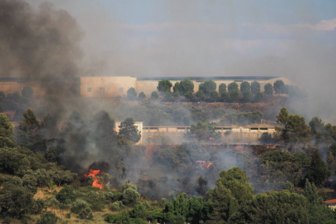 Imagen del incendio que se registraba este domingo en el Parque Forestal de la Atalaya