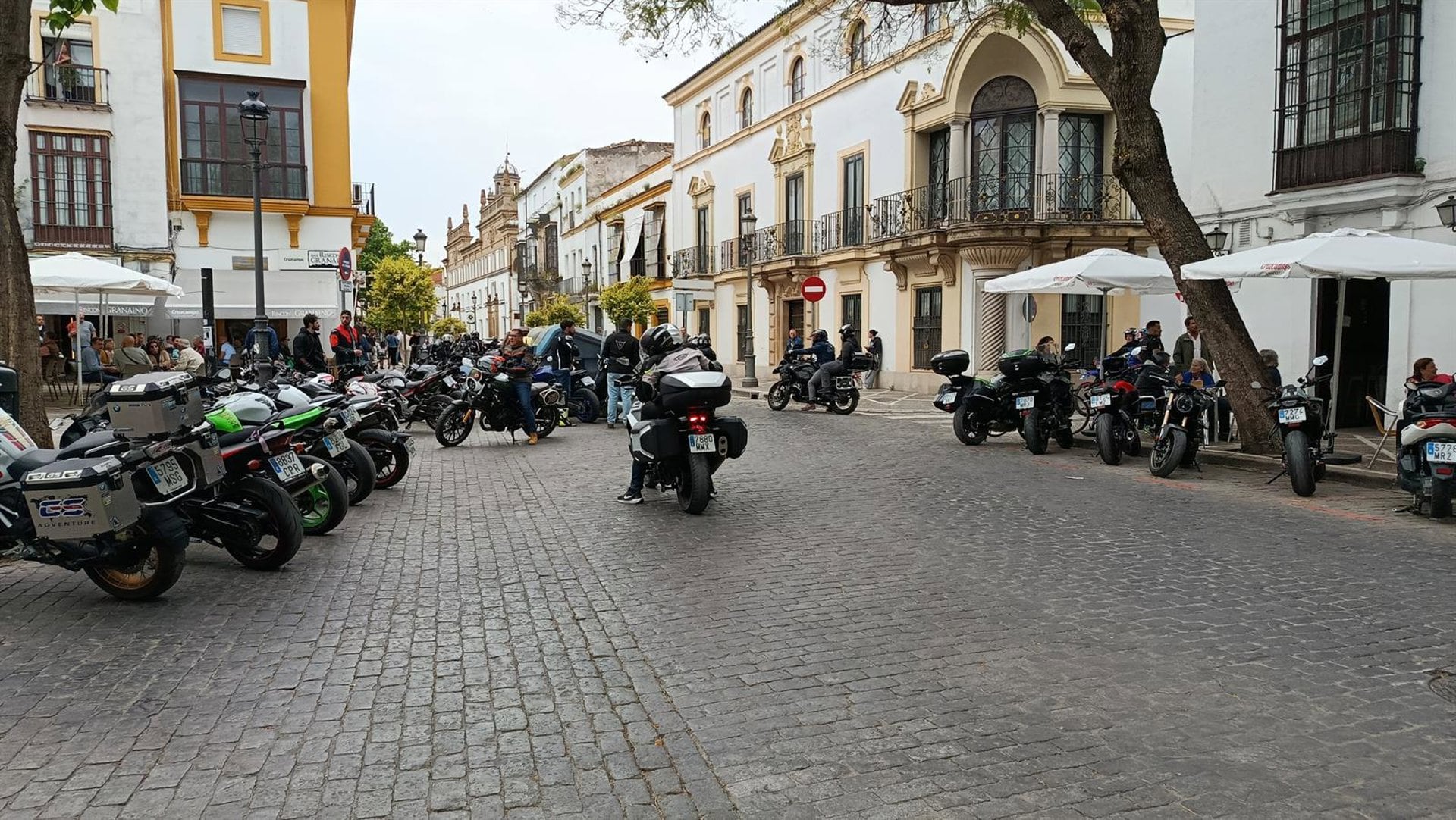 Moteros en la calle Porvera, en el centro de Jerez