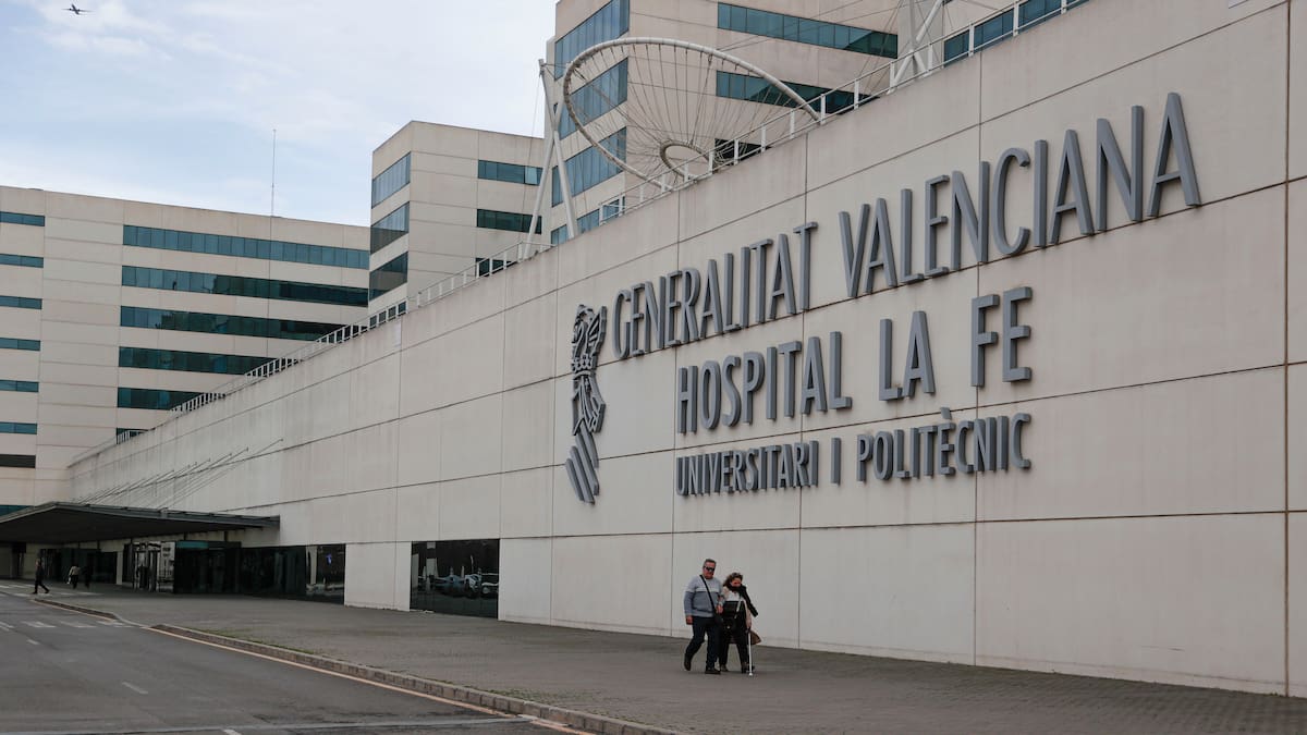 Trasladan al Hospital La Fe de Valencia a dos de las personas heridas tras la explosión de gas en un piso del Ibavi en Ibiza