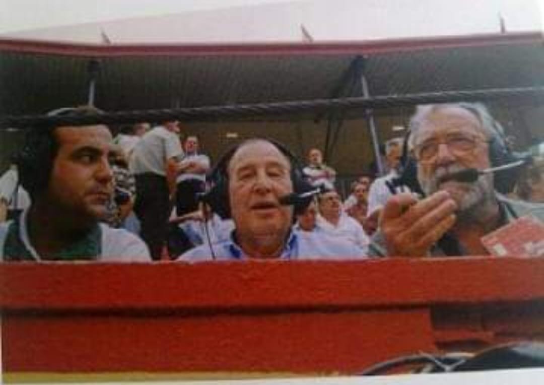 Vicente Ascaso, junto a Luis Abadías y Pedro Lafuente durante una retransmisión taurina