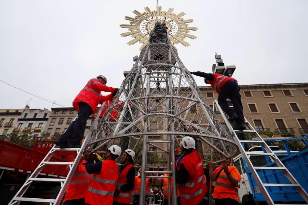 Montaje de la estructura de la Ofrenda de Flores a la Virgen del Pilar en Zaragoza 2022