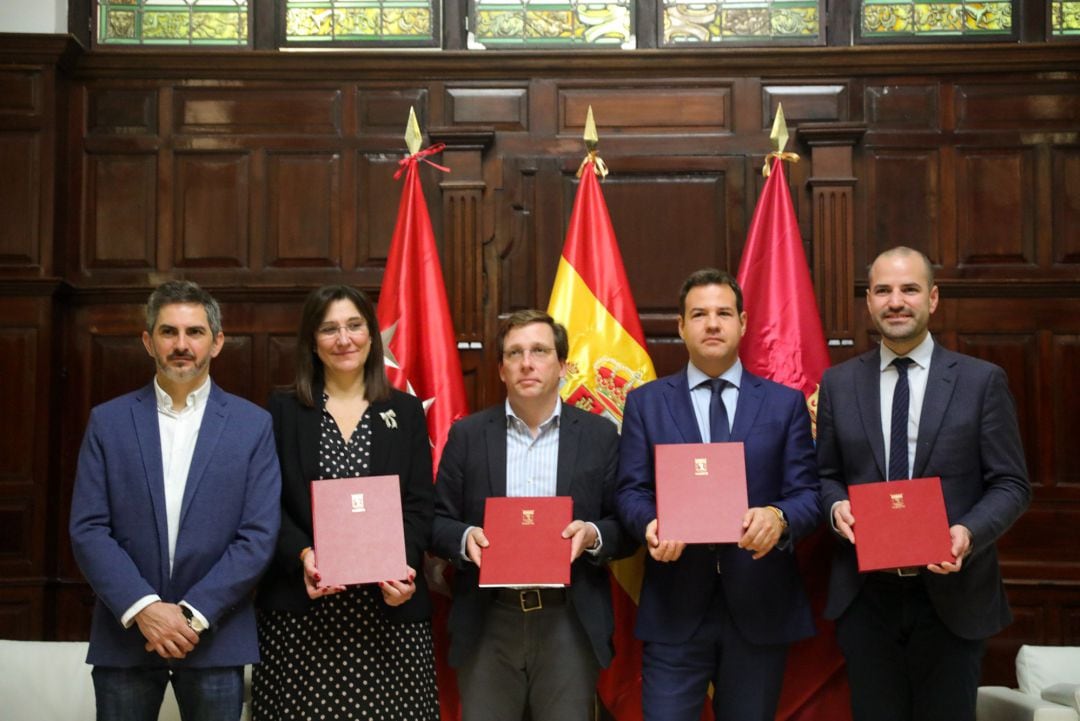 Los cuatro alcaldes y el delegado de Bienestar Social y Familias de Madrid en el acto de la firma