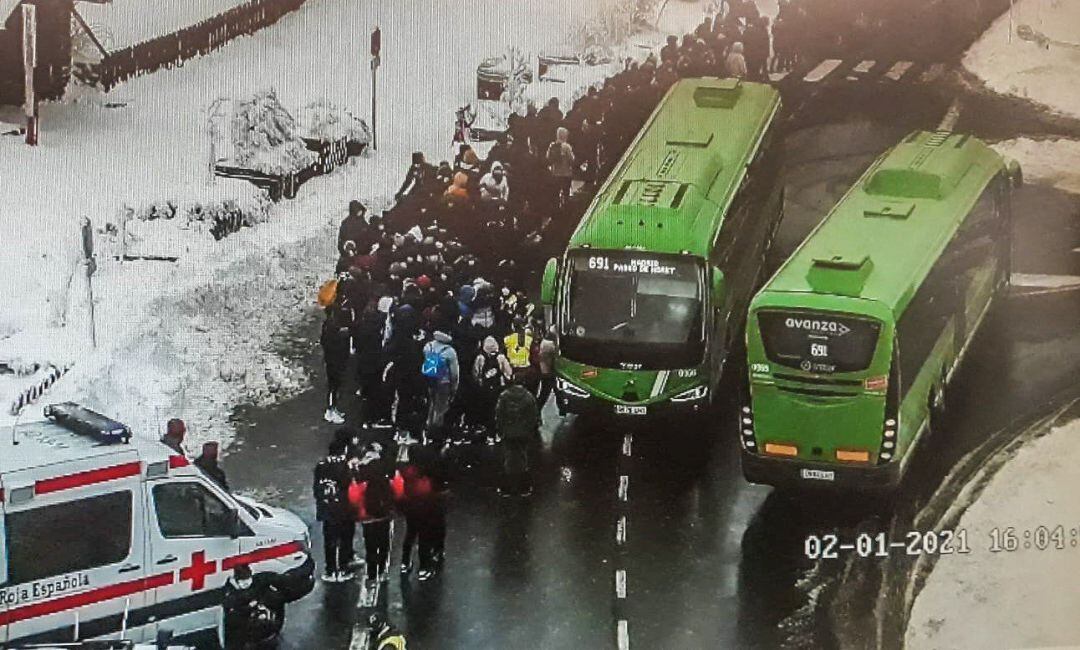 El 112 asiste a un grupo de 150 personas que esperaban autobús en Cotos debido al frío y la nieve.